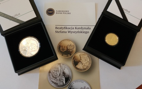Kolekcjonerzy stoją w kolejce po monety z kardynałem Stefanem Wyszyńskim