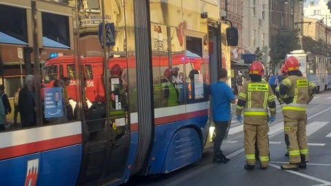 Kolizja auta i tramwaju na ul. Gdańskiej. Policja szuka kierowcy [zdjęcia]