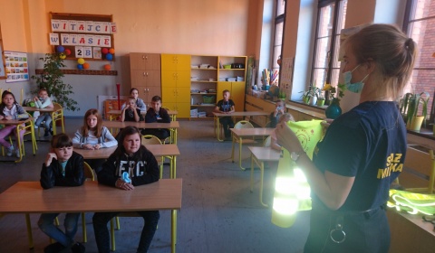 Bez odblasków Bez kamizelki Dzieci, nie tędy droga - uczą strażnicy w Toruniu