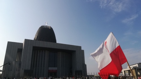 Uroczystości beatyfikacyjne. Tysiące wiernych przed Świątynią Opatrzności Bożej [zdjęcia]