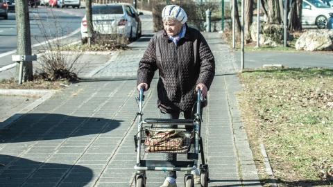 Starsza kobieta w fartuchu i w laczkach błąkała się po Fordonie