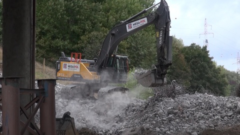 Maszyny pożerają betonowy wiadukt przy ul. Wojska Polskiego [wideo]