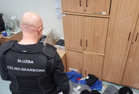 Skarbówka odda za darmo skonfiskowaną odzież i buty, tzw. podróbki