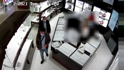 Kradzież bransoletki zarejestrowana przez kamerę. Policja szuka złodziei [wideo]