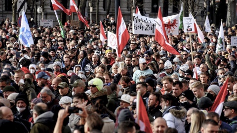 Całkowity lockdown w Austrii i obowiązkowe szczepienia. Ludzie wyszli na ulice