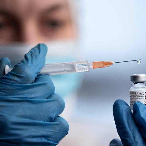 Novartis pomoże w produkcji szczepionki PfizerBioNTech
