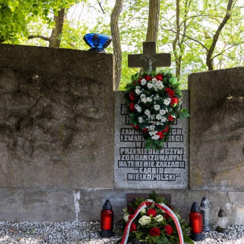 Złożono hołd ofiarom obozu przejściowego w bydgoskiej Smukale