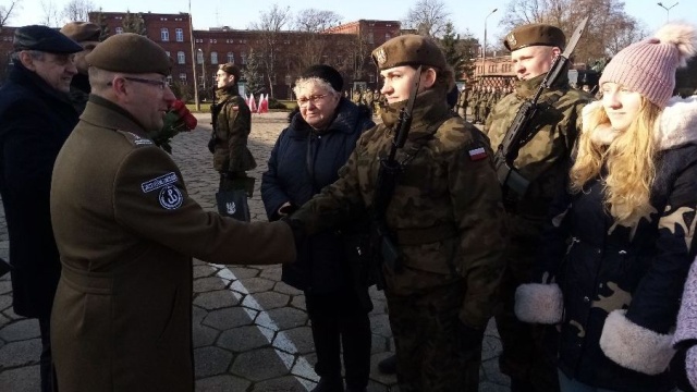 WOT uruchomiły infolinię wsparcia dla seniorów pod numerem 800-100-115.