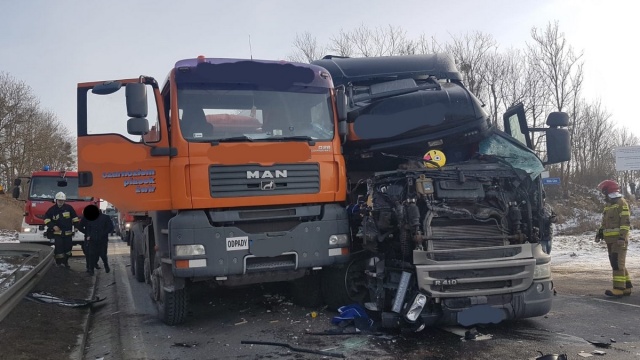 Zderzyły się samochód osobowy i dwie ciężarówki. Po wypadku w Pawłówku