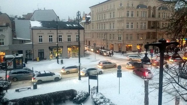 Tiry blokowały drogi, osobówki stały w korkach. Wojewoda powołał sztab kryzysowy [wideo, zdjęcia, relacje]