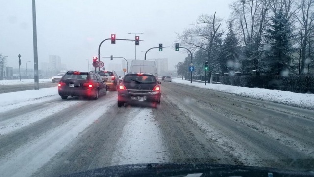 Ale to już było I wróciło. Przez śnieg i błoto na drogach może być ciężko