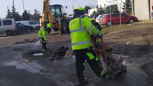 Zima nie oszczędziła toruńskich ulic. Trwa łatanie dziur