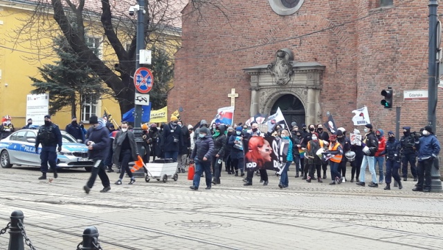 Doroczna manifestacja z okazji Dnia Kobiet. Hasło: Idziemy po swoje [wideozdjęcia]