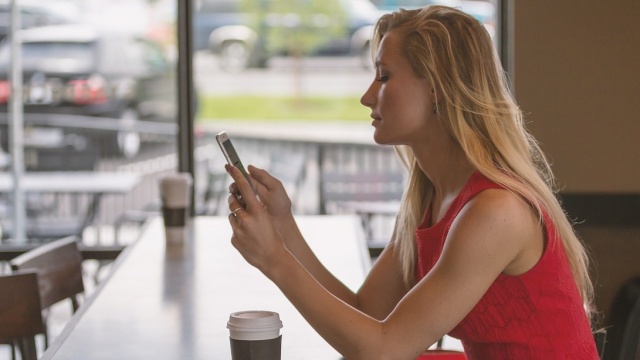 Psycholog i prawnik czekają na telefon. Pomoc dla kobiet z Torunia