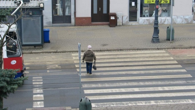 Pieszy z pierwszeństwem już przy wchodzeniu na pasy. Dobrze czy źle