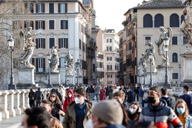 Tłumy w miastach w ostatnim dniu wolności przed lockdownem we Włoszech