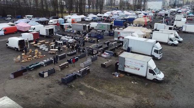 Giełda na bydgoskim Chemiku ma się świetnie. Spojrzeliśmy na nią z góry [film z drona]