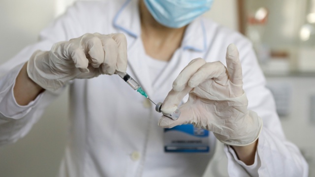 Prawie 3,3 mln Polaków otrzymało pierwszą dawkę szczepionki, ponad połowa z nich także drugą