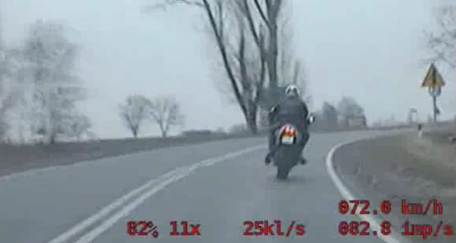 Jechał motocyklem 200 kmh, a później jeszcze uciekał policji [wideo]