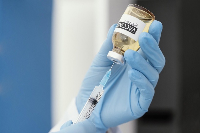 Badania: nawet osoby w pełni zaszczepione mogą zarażać domowników koronawirusem