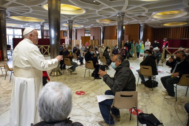 Papież Franciszek spędził swoje imieniny z ubogimi w punkcie szczepień