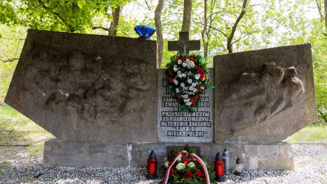 Złożono hołd ofiarom obozu przejściowego w bydgoskiej Smukale