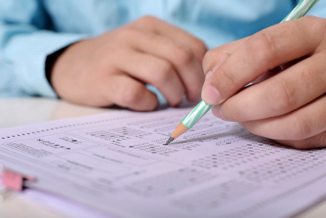 Są wyniki Ósmoklasiści zdobyli średnio 61 proc. punktów z polskiego i 52 proc. z matematyki
