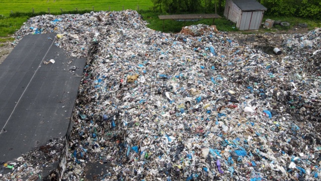 Tak dziś wygląda składowisko odpadów w Łowiczku. WIOŚ nakręcił filmy z drona