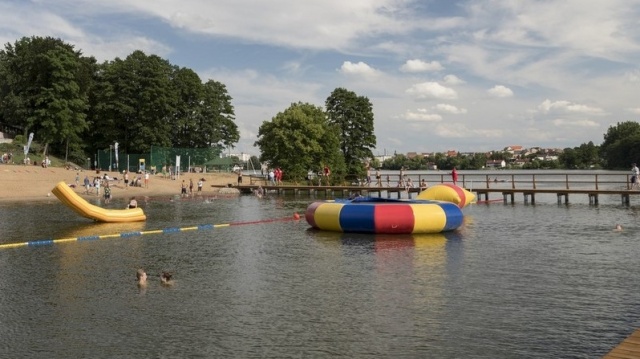 Park wodny, kajaki i żaglówki oraz miejsce na piknik. Plaża w Sępólnie otwarta