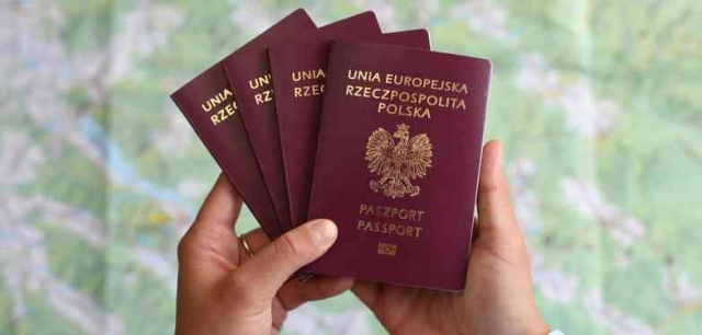 Kolejka po paszport Urzędy będą pracować w soboty, a w tygodniu dłużej