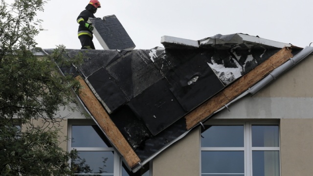 Wieje, leje i grzmi. Przez Polskę przechodzi potężny front burzowy. Uważajmy