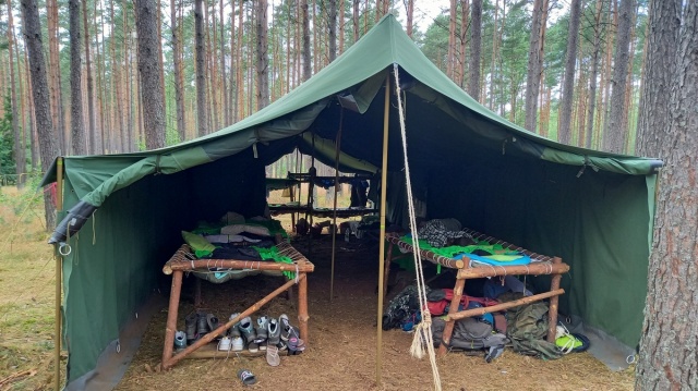 Sami wznieśli namioty i zbudowali prycze z drewna. Obóz harcerski w Gołuniu [zdjęcia]