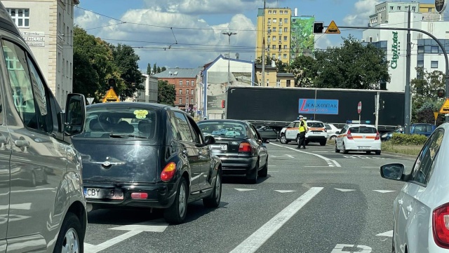 Kłopoty kierowców w centrum Bydgoszczy. Na rondzie stała naczepa [zdjęcia]