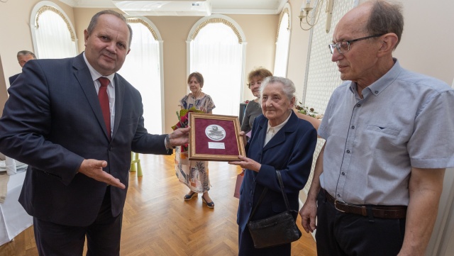 200. medal i życzenia 200 lat dla pani Romany