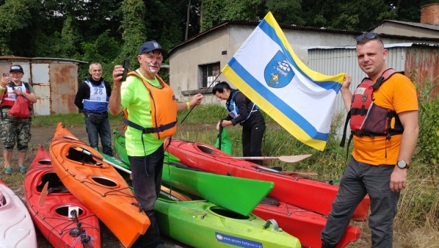 Bydgoszcz ogarnęła Kayakmania. Na Brdzie zrobił się duży ruch [zdjęcia]