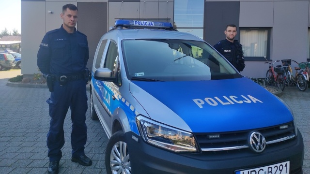 Ostatkiem sił wołał o pomoc, pomogli policjanci. Uratowali tonącego wędkarza