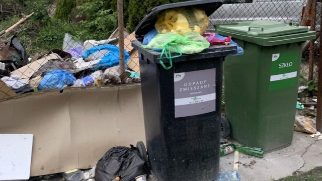 Śmieci w pojemnikach nie są wywożone. Radny interweniuje po skardze mieszkańca