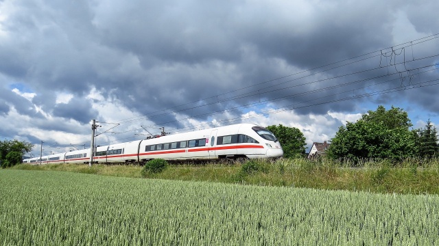 Urząd Marszałkowski: Połączeń kolejowych ma być więcej niż dotychczas