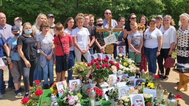 Przy grobie Krzysztofa Krawczyka zaśpiewają jego piosenkę w języku migowym