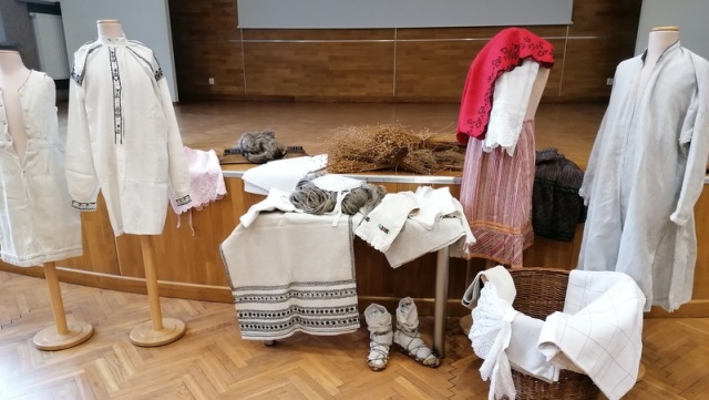 Zajęcia dla dorosłych w Muzeum Etnograficznym w Toruniu. Temat główny to len
