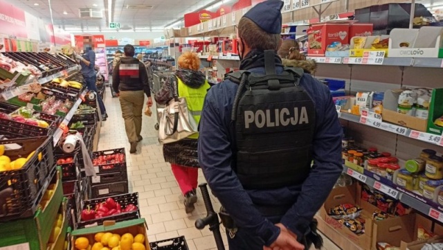 Czy klienci sklepów w Osielsku noszą maseczki Kontrola Sanepidu i policji
