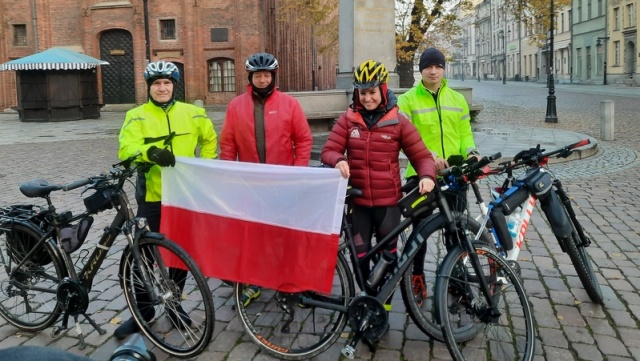 Przez Polskę na rowerze, by uczcić Święto Niepodległości. Twarda dziewczyna