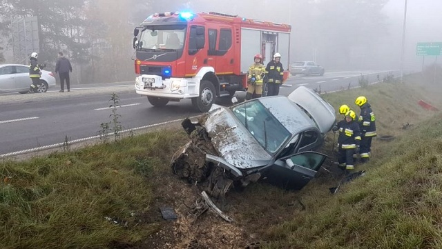 Kolizja koło Pawłówka. Auto w rowie, a nietrzeźwy kierowca uciekał do lasu [zdjęcia]