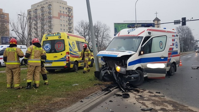 Karetka na sygnale zderzyła się z samochodem osobowym na rondzie Fordońskim