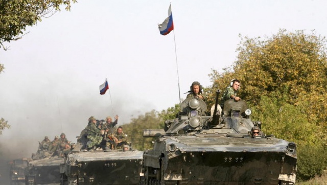 Rosyjska armia gromadzi siły przy granicy z Ukrainą. Umacnia się też na Białorusi