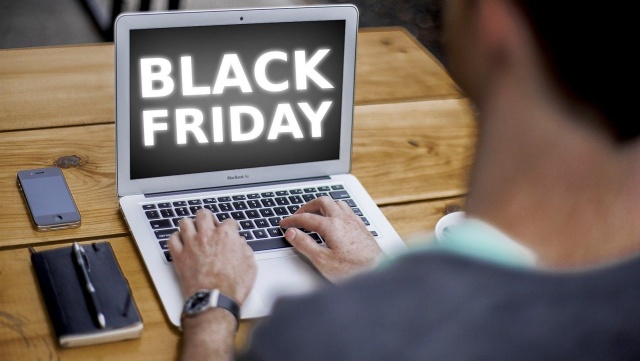 Eksperci ostrzegają przed oszustami działającymi podczas Black Friday [wideo]