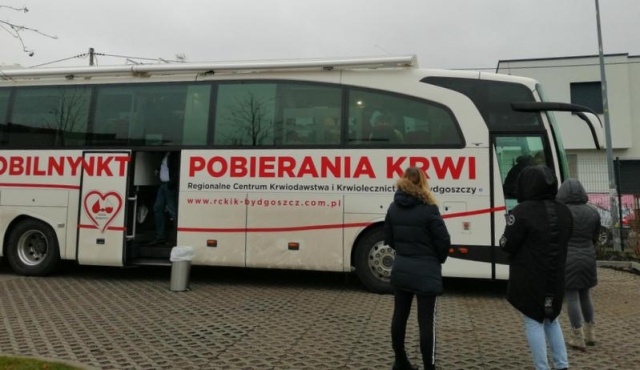 Krwiobus przed NFZ w Bydgoszczy. Podzielili się najcenniejszym lekiem [wideo]