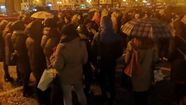 Protest pracowników włocławskiego MOPR-u przed Urzędem Miasta