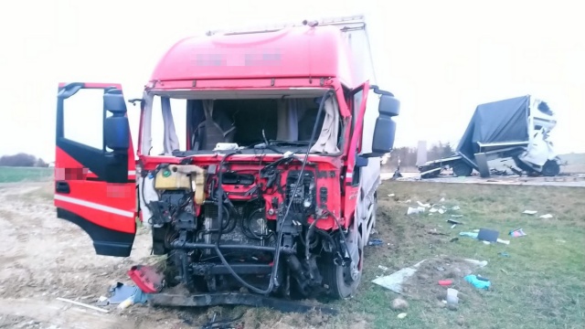 Dwie ciężarówki zderzyły się w Gościeradzu. Nie żyje jeden z kierowców