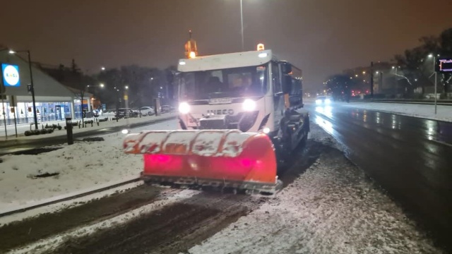 Pługosolarki na drogach regionu po nocnych i porannych opadach śniegu [wideo]